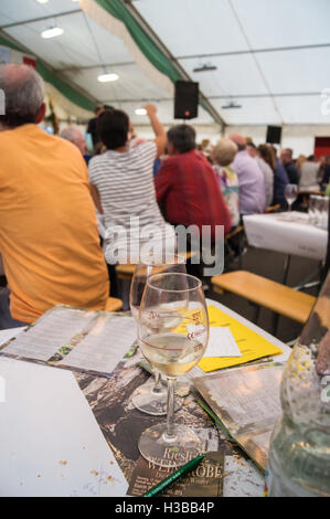 Zwei Gläser Riesling an der Weinprobe, Graach, Mosel, Rheinland-Pfalz, Deutschland pub Tabelle getränke Gläser Stockfoto