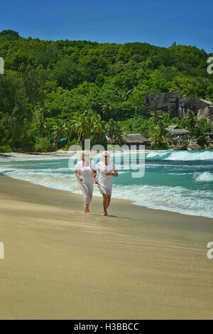 älteres Ehepaar auf Strand Stockfoto