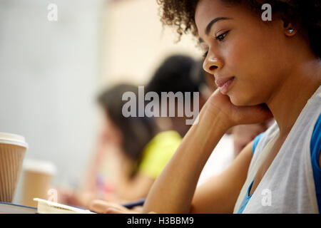 Nahaufnahme eines afrikanischen Studentin am Vortrag Stockfoto