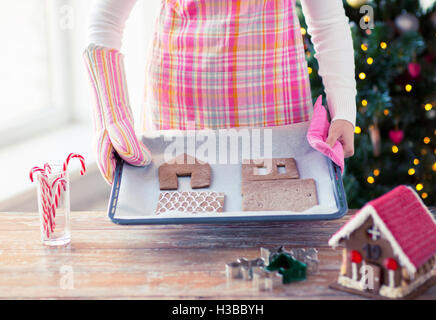 Nahaufnahme von Frau mit Lebkuchenhaus auf Pfanne Stockfoto