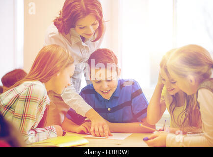 Gruppe von Schulkindern Schreibtest im Klassenzimmer Stockfoto