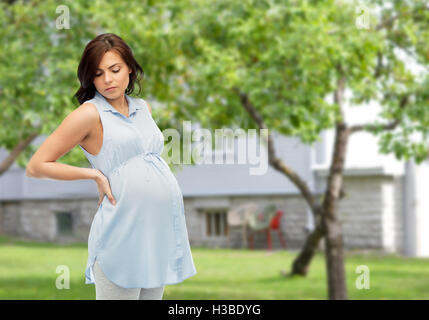 Schwangere Frau mit Rückenschmerzen Stockfoto