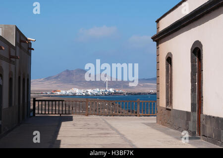 Fuerteventura, Kanarische Inseln, Nordafrika, Spanien: Blick auf die Skyline der Stadt von Puerto de la Cruz von der Punta Jandía Leuchtturm Stockfoto