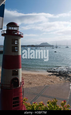 Fuerteventura, Kanarische Inseln, Nordafrika, Spanien: dekorative Leuchtturm auf ein Fenster von Corralejo mit Blick auf die kleine Insel Lobos Stockfoto