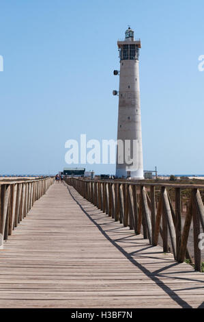 Fuerteventura, Kanarische Inseln: ein Holzzaun und Morro Jable Leuchtturm, 1991 am Rande der Strand in der Nähe von Morro Jable geöffnet Stockfoto