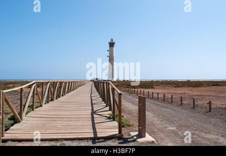 Fuerteventura, Kanarische Inseln: ein Holzzaun und Morro Jable Leuchtturm, 1991 am Rande der Strand in der Nähe von Morro Jable geöffnet Stockfoto