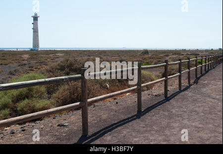 Fuerteventura, Kanarische Inseln: ein Holzzaun und Morro Jable Leuchtturm, 1991 am Rande der Strand in der Nähe von Morro Jable geöffnet Stockfoto