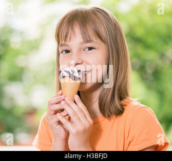 Mädchen mit Eis Stockfoto