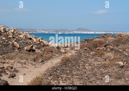 Kanarische Inseln, Nordafrika, Spanien: die Skyline von Corralejo aus der kleinen Insel Lobos, 2 km nördlich von Fuerteventura gesehen Stockfoto