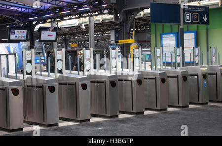 Automated Ticket Schranken am Bahnhof Gare de l ' est Paris, Ile-de-France, Frankreich Stockfoto