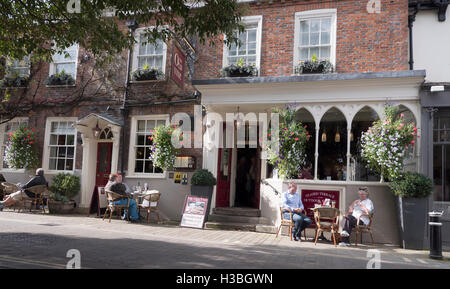 Kaffee am Morgen in The Square, Stadt Winchester, Hampshire, England, UK. Stockfoto