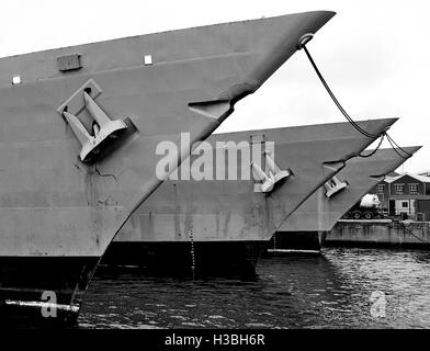 AJAXNETPHOTO. 22. MAI 2003. PORTSMOUTH, ENGLAND. -REDUNDANTE FREGATTEN - TYP 22 KÖNIGLICHE MARINE FREGATTEN AUFGELEGT NOCH NICHT ZUR VERFÜGUNG.   FOTO: JONATHAN EASTLAND/AJAX REF: TC4298BW 5 2A Stockfoto