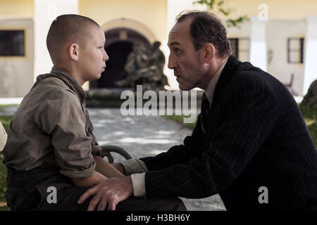 Nebel im August (Deutsch: Nebel Im August) ist ein kommenden deutschen Drama Film unter der Regie von Kai Wessel.  Dieses Foto ist nur zu redaktionellen Zwecken und unterliegen dem Copyright von der Filmgesellschaft und/oder der Fotograf von dem Film oder der Firma zugeordnet und kann nur durch Veröffentlichungen im Zusammenhang mit der Förderung der oben genannten Film reproduziert werden. Eine obligatorische Gutschrift auf die Filmgesellschaft ist erforderlich. Der Fotograf sollte auch angerechnet werden, wenn bekannt. Stockfoto