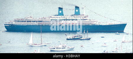 AJAXNETPHOTO. 1986. FREMANTLE, AUSTRALIEN. -ENTFÜHRT KREUZFAHRTSCHIFF - PASSAGIERE KREUZFAHRT SCHIFF ACHILLE LAURO. SCHIFF WAR HI-JACKED DURCH DIE PLF (PALESTINE LIBERATION FRONT). IM JAHR 1985.  FOTO: JONATHAN EASTLAND/AJAX REF: 2 34 Stockfoto