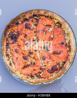 Meeresfrüchte Pizza mit Lachs Fisch Stockfoto