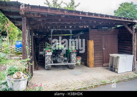 Des Winzers grün Fendt Traktor und Anhänger außerhalb eines Hauses, Enkirch, Mosel Flusses, Rheinland-Pfalz, Deutschland Stockfoto