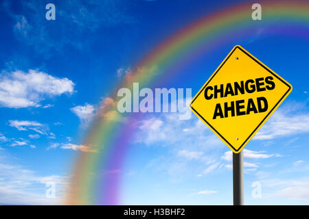 Ahead-Zeichen vor einem blauen Himmel mit Regenbogen ändert. Konzept der Situation zum besseren ändern. Stockfoto