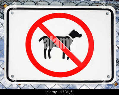 Keine Hunde erlaubt Zeichen auf einem Zaun Stockfoto