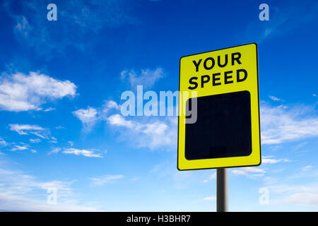 Ein Verkehrsschild zeigt die Geschwindigkeit des Fahrers mit textfreiraum gegen blauen Himmel. Konzeptionelle Idee von pace oder Geschwindigkeit im Leben. Stockfoto