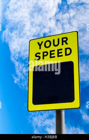 Ein Verkehrsschild zeigt die Geschwindigkeit des Fahrers mit textfreiraum gegen blauen Himmel. Konzeptionelle Idee von pace oder Geschwindigkeit im Leben. Stockfoto