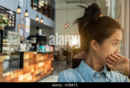 schöne, Business, asiatisch, Frau, Gefühl, Stress, Geschäftsfrau, Coffee-Shop, Farbe, Konzentration, besorgt, junge Stockfoto