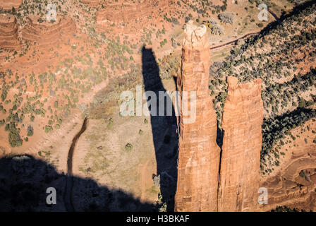 Luftaufnahme des Spider Rock im Canyon de Chelly National Monument innerhalb der Navajo Nation in Chinle, Arizona, USA. Stockfoto