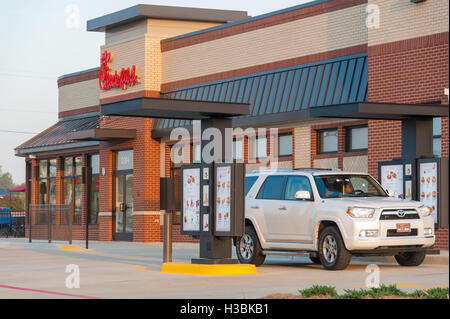 Am frühen Morgen Drive-in-Kunden in einem Chick-Fil-A-Restaurant in Muskogee, Oklahoma bei Sonnenaufgang. (USA) Stockfoto