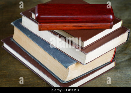 alte Bücher in braun Abdeckung hautnah in Tabelle Stockfoto