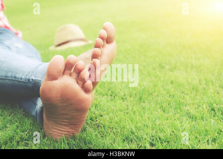 Entspannung, Freiheit, Mädchen, Rasen, grün, Glück, Lifestyle, outdoor, Park, Hipster Stockfoto