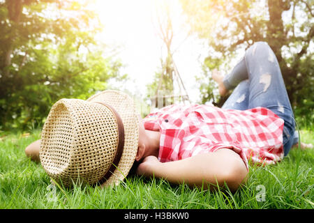 Entspannung, Freiheit, Mädchen, Rasen, grün, Glück, Lifestyle, outdoor, Park, Hipster Stockfoto