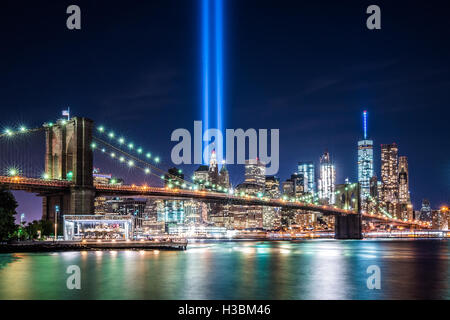 Diese klassische Ansicht erfolgt durch die Tribute in Light eingeschaltet nach Einbruch der Dunkelheit noch spezieller.   Der Tribute in Light ist eine Kunst ins Stockfoto