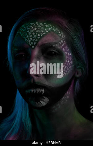 Weiblichen alien Horror Kreatur, kreative Spezialeffekte machen Beleuchtung Porträt Stockfoto