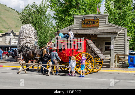 Stagecoach Ride in der Nähe des Stadtplatzes in der Innenstadt von Jackson Hole, Wyoming, USA. Stockfoto