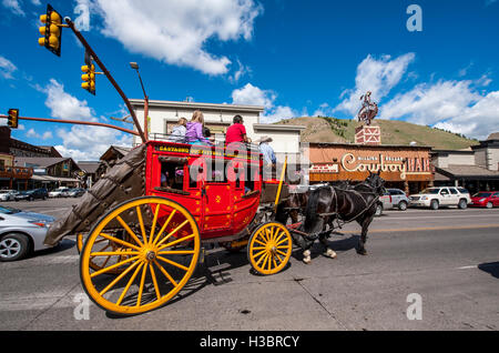Postkutsche fahren in der Innenstadt von Jackson Hole, Wyoming, USA. Stockfoto