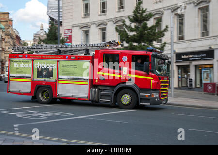 Antworten not Fire & Rescue Fahrzeug-, Feuer-, Lkw-, Not-, Fahrzeug-, Rettungs-, Auto, Feuerwehrmann, Sicherheit, Motor, Rot, Löschfahrzeug, Transport, Ausrüstung, Transport, Feuerwehrmann, Gefahr, Abteilung, Service, Feuerwehrauto in Liverpool, Merseyside, UK Stockfoto