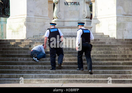 Obdachlosigkeit und Rough Sleepers im Zentrum der Stadt. Polizei Gemeinschaft Offiziere Obdachlose schlafen Mann in Liverpool, Merseyside, UK untersuchen Stockfoto