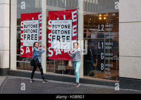 Forever 21, Verkauf mit Preisnachlass auf ausgewählte Artikel, Merseyside, UK Stockfoto