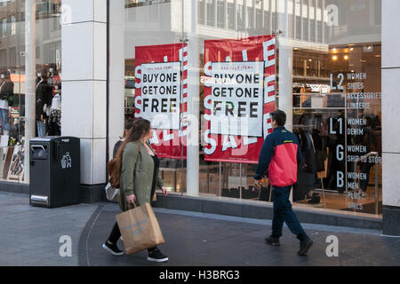 Passersby Store Twenty One, Forever 21, Alle Verkaufsartikel, Business Discount BOGOF Verkauf von Schuhen, Damenmode, Accessoires in Merseyside, UK. Das Geschäftsviertel im Stadtzentrum von Liverpool. Stockfoto