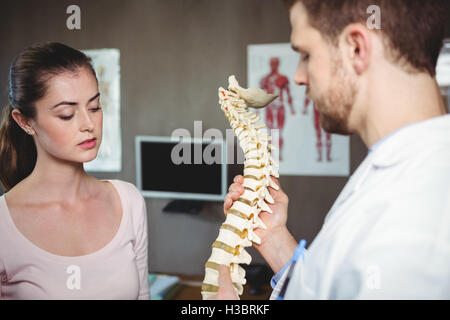 Physiotherapeut, Patientin zu erklären, die Wirbelsäule Stockfoto