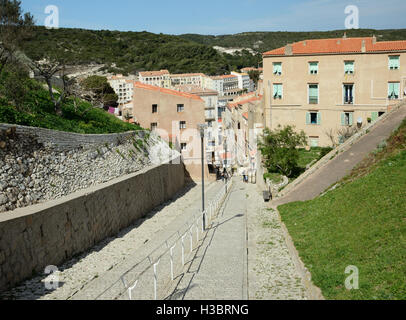 Fußgängerzone in der Küstenstadt Bonifacio Stockfoto