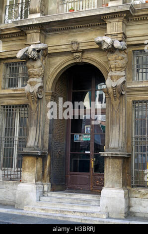 Zwei große, muskulöse, auch bekannt als Herms, Unterstützung der Vorhalle des Palazzo Durazzo in der Piazza della Meridiana, Genua Italien Stockfoto