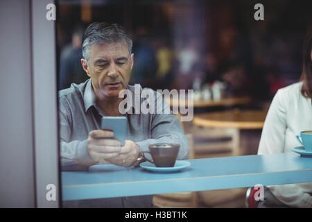 Mann mit Handy Stockfoto