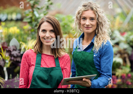 Porträt von zwei weiblichen Floristen halten digital-Tablette Stockfoto