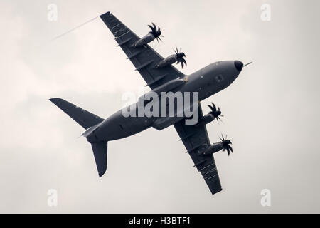 Ein militärisches Transportflugzeug Airbus A400M Atlas führt auf der Farnborough Air Show 2014. Stockfoto