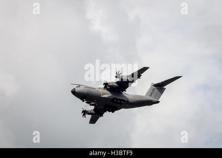 Ein militärisches Transportflugzeug Airbus A400M Atlas führt auf der Farnborough Air Show 2014. Stockfoto