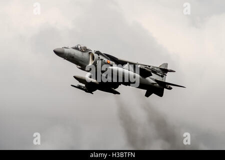 Ein Harrier Jump Jet führt auf der Farnborough Air Show 2014 Senkrechtstart. Stockfoto