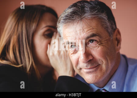 Unternehmer und Unternehmerin Klatsch Stockfoto