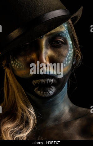 Weiblichen alien Horror Kreatur, kreative Spezialeffekte machen Beleuchtung Porträt Stockfoto