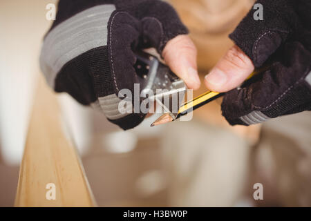 Zimmermanns Hände Schärfen eines Bleistifts Stockfoto