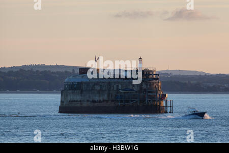 Einen ruhigen Abend im Solent kurz vor Sonnenuntergang Stockfoto